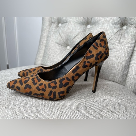 BCBG Women's Leopard Print Stiletto Heels Size 7 Point Toe Pumps - Picture 2 of 4